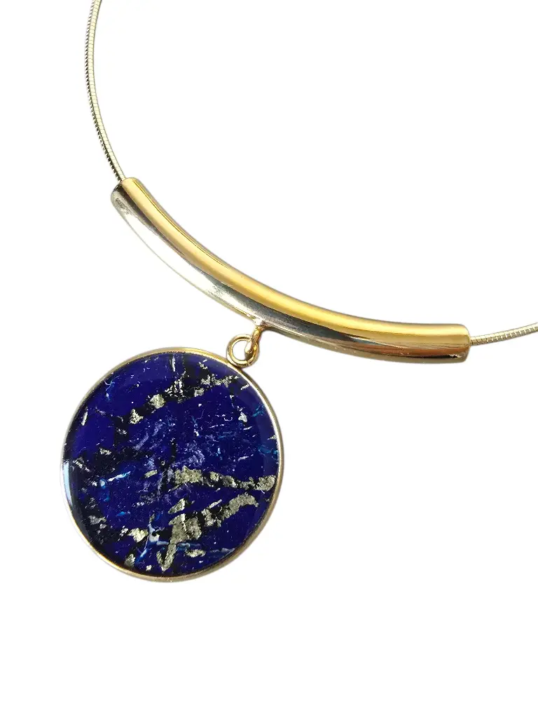 Collier doré bleu nuit